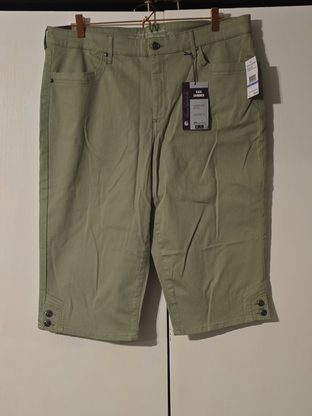 Gloria Vanderbilt Light Olive Capri Cargo Pants